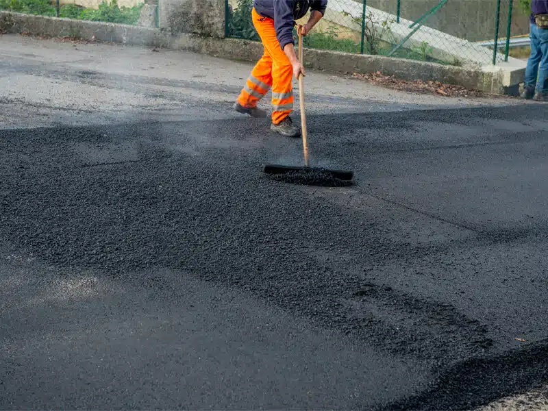 operai durante lavoro di asfaltatura urbana